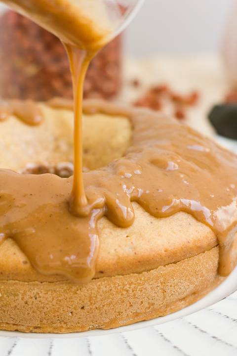 calda de paçoca caindo sobre bolo fresco'