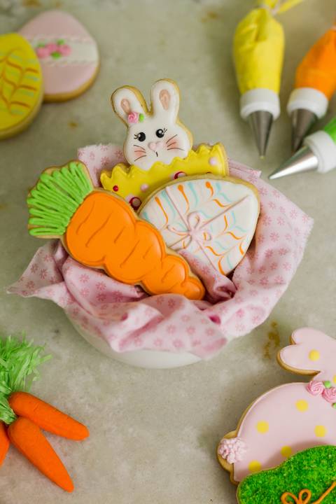mesa decorada com biscoitos de páscoa '