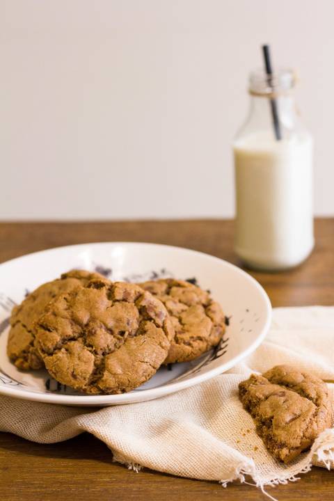 Cookie de chocolate sobre a mesa'