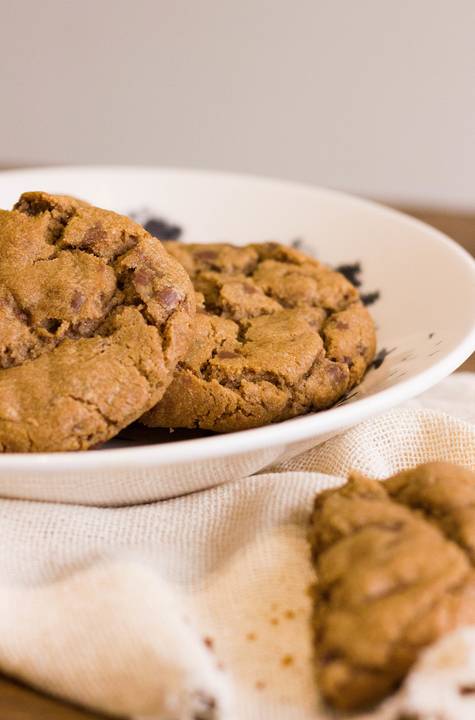 Cookie de chocolate sobre a mesa'