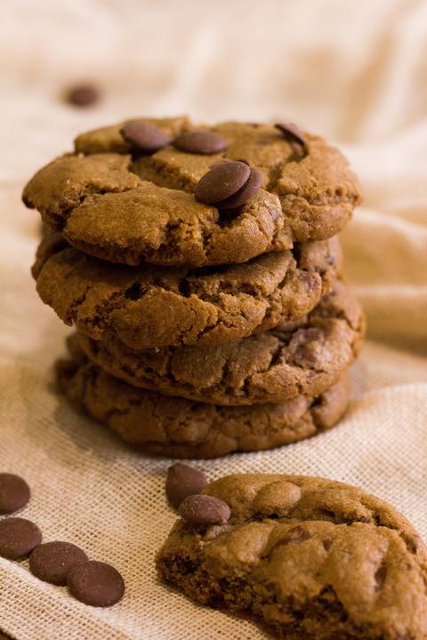 Cookie de chocolate sobre a mesa'