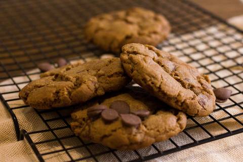 Cookie de chocolate sobre a mesa'
