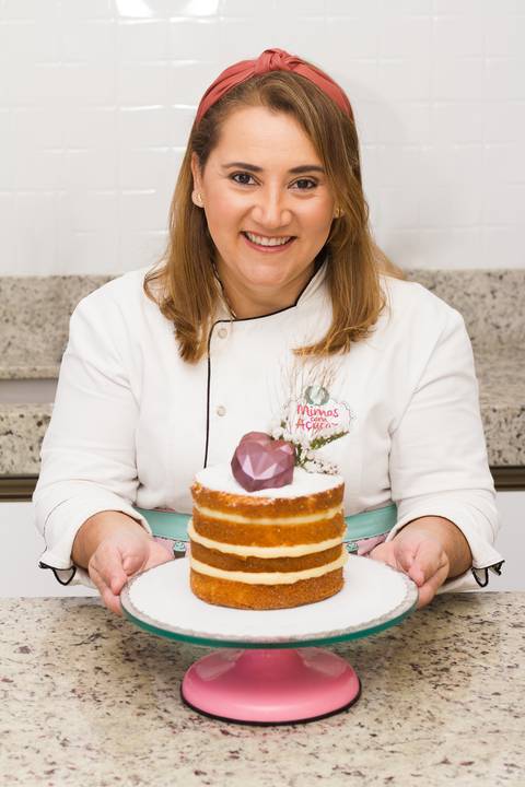 bolo naked cake especial para o dia das mães sendo mostrado pela chef confeiteira ludmila'