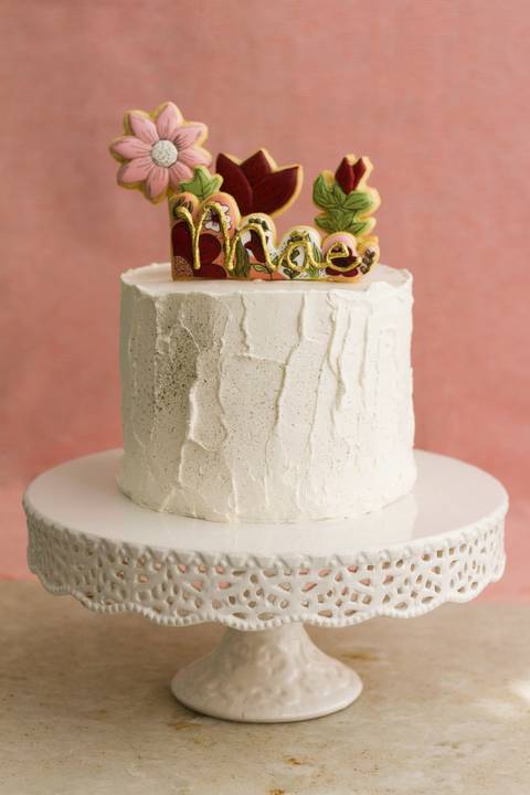 bolo branco decorado com biscoitos  confeitaria especial para dia das mães por  julia candeias e jucy freitas'
