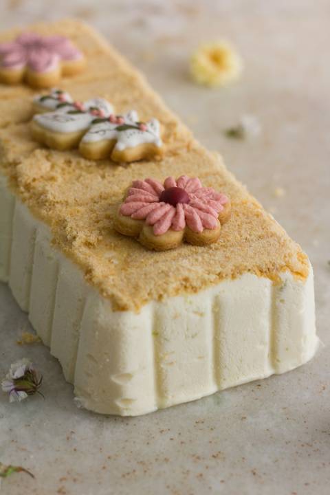Gelado de limão decorado com biscoitos decorados feitos pela chef confeitieira Jucy Freitas'
