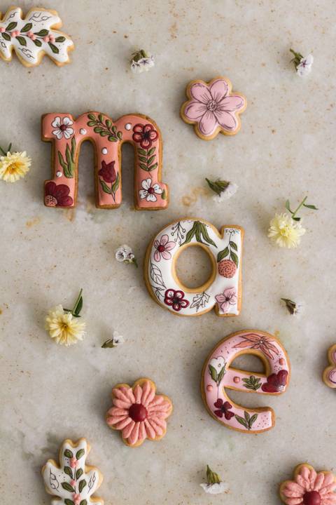 biscoitos decorados em forma de letras formando a palavra mae'