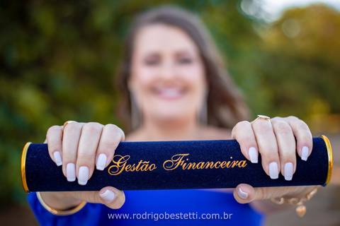 toga-formatura-fotografia-ensaio-book-maira-rodrigo-bestetti-fotos-bonitas-orla-guaíba-porto-alegre-fotografo-fotografia-praça-rua-céu-aberto-canudo-casal-família-capelo-barrete-areia-praia-vestido-gestão-financeira-sorriso-mulher-formanda'