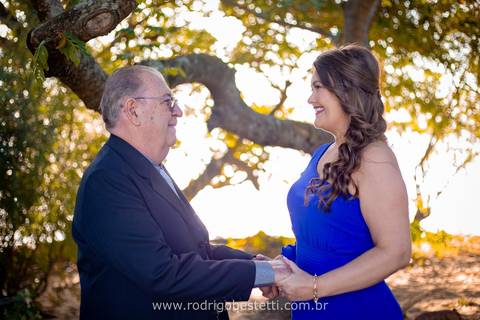 toga-formatura-fotografia-ensaio-book-maira-rodrigo-bestetti-fotos-bonitas-orla-guaíba-porto-alegre-fotografo-fotografia-praça-rua-céu-aberto-canudo-casal-família-capelo-barrete-areia-praia-vestido-gestão-financeira-sorriso-mulher-formanda'