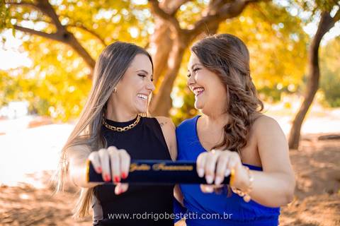 toga-formatura-fotografia-ensaio-book-maira-rodrigo-bestetti-fotos-bonitas-orla-guaíba-porto-alegre-fotografo-fotografia-praça-rua-céu-aberto-canudo-casal-família-capelo-barrete-areia-praia-vestido-gestão-financeira-sorriso-mulher-formanda'