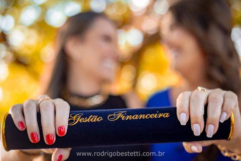 toga-formatura-fotografia-ensaio-book-maira-rodrigo-bestetti-fotos-bonitas-orla-guaíba-porto-alegre-fotografo-fotografia-praça-rua-céu-aberto-canudo-casal-família-capelo-barrete-areia-praia-vestido-gestão-financeira-sorriso-mulher-formanda'