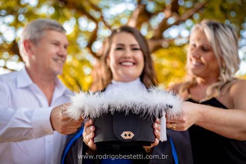 toga-formatura-fotografia-ensaio-book-maira-rodrigo-bestetti-fotos-bonitas-orla-guaíba-porto-alegre-fotografo-fotografia-praça-rua-céu-aberto-canudo-casal-família-capelo-barrete-areia-praia-vestido-gestão-financeira-sorriso-mulher-formanda'