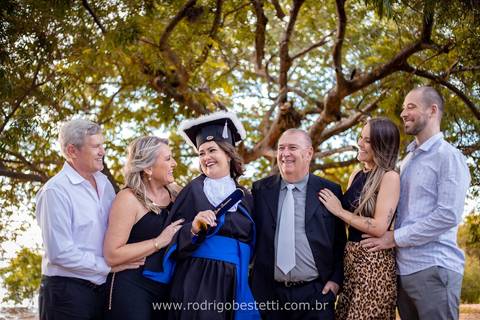 toga-formatura-fotografia-ensaio-book-maira-rodrigo-bestetti-fotos-bonitas-orla-guaíba-porto-alegre-fotografo-fotografia-praça-rua-céu-aberto-canudo-casal-família-capelo-barrete-areia-praia-vestido-gestão-financeira-sorriso-mulher-formanda'
