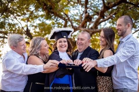 toga-formatura-fotografia-ensaio-book-maira-rodrigo-bestetti-fotos-bonitas-orla-guaíba-porto-alegre-fotografo-fotografia-praça-rua-céu-aberto-canudo-casal-família-capelo-barrete-areia-praia-vestido-gestão-financeira-sorriso-mulher-formanda'