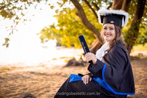 toga-formatura-fotografia-ensaio-book-maira-rodrigo-bestetti-fotos-bonitas-orla-guaíba-porto-alegre-fotografo-fotografia-praça-rua-céu-aberto-canudo-casal-família-capelo-barrete-areia-praia-vestido-gestão-financeira-sorriso-mulher-formanda'