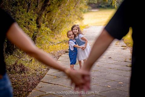 ensaio-infantil-criança-menina-menino-porto-alegre-rs-praça-parque-fotografia-fotos-fotógrafo-fotografo-irmãos-irmaos-book-foto-pais-e-filhos-avós-avos-familia-externo'