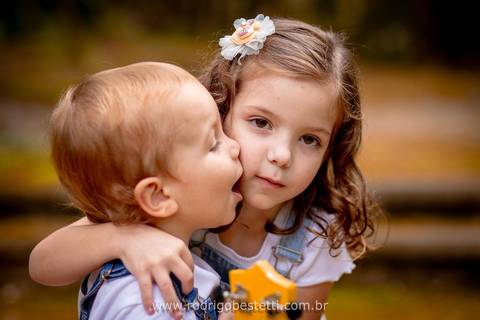 ensaio-infantil-criança-menina-menino-porto-alegre-rs-praça-parque-fotografia-fotos-fotógrafo-fotografo-irmãos-irmaos-book-foto-pais-e-filhos-avós-avos-familia-externo'