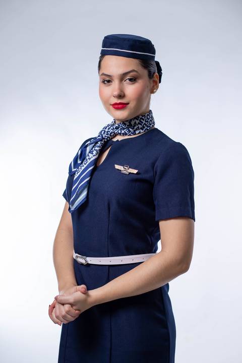 aeromoça-comissário-de-bordo-aviacao-voo-uniforme-aviao-estudio-de-fotos-porto-alegre-best-fotos-rodrigo-bestetti-comissaria-de-voo-vestido-saia-lenço-brevet-anac-mala-bagagem-viagem-batom-vermelho'