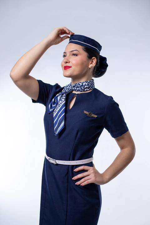 aeromoça-comissário-de-bordo-aviacao-voo-uniforme-aviao-estudio-de-fotos-porto-alegre-best-fotos-rodrigo-bestetti-comissaria-de-voo-vestido-saia-lenço-brevet-anac-mala-bagagem-viagem-batom-vermelho'