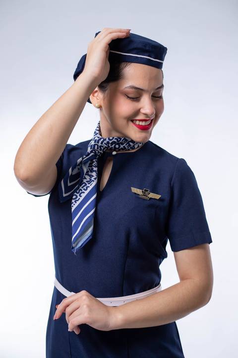 aeromoça-comissário-de-bordo-aviacao-voo-uniforme-aviao-estudio-de-fotos-porto-alegre-best-fotos-rodrigo-bestetti-comissaria-de-voo-vestido-saia-lenço-brevet-anac-mala-bagagem-viagem-batom-vermelho'
