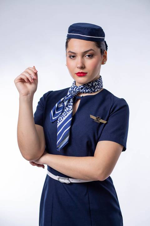 aeromoça-comissário-de-bordo-aviacao-voo-uniforme-aviao-estudio-de-fotos-porto-alegre-best-fotos-rodrigo-bestetti-comissaria-de-voo-vestido-saia-lenço-brevet-anac-mala-bagagem-viagem-batom-vermelho'