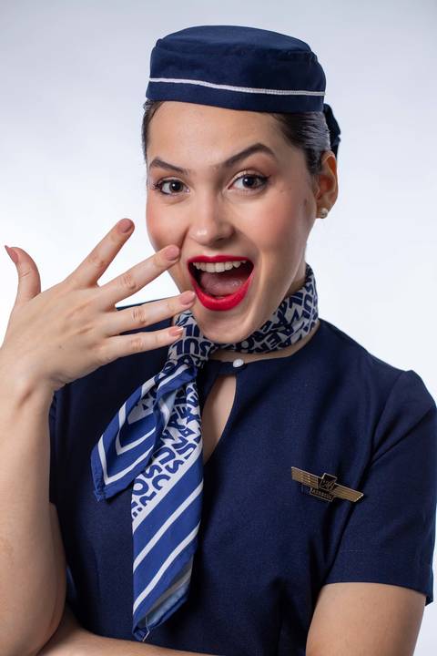 aeromoça-comissário-de-bordo-aviacao-voo-uniforme-aviao-estudio-de-fotos-porto-alegre-best-fotos-rodrigo-bestetti-comissaria-de-voo-vestido-saia-lenço-brevet-anac-mala-bagagem-viagem-batom-vermelho'