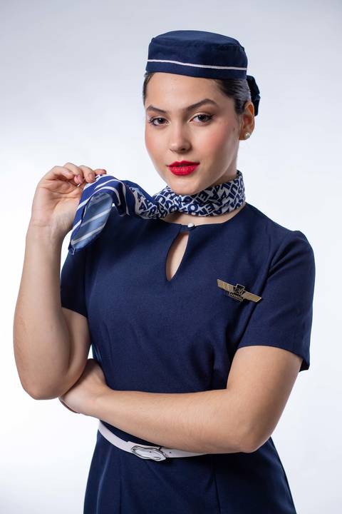 aeromoça-comissário-de-bordo-aviacao-voo-uniforme-aviao-estudio-de-fotos-porto-alegre-best-fotos-rodrigo-bestetti-comissaria-de-voo-vestido-saia-lenço-brevet-anac-mala-bagagem-viagem-batom-vermelho'