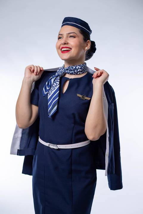 aeromoça-comissário-de-bordo-aviacao-voo-uniforme-aviao-estudio-de-fotos-porto-alegre-best-fotos-rodrigo-bestetti-comissaria-de-voo-vestido-saia-lenço-brevet-anac-mala-bagagem-viagem-batom-vermelho'