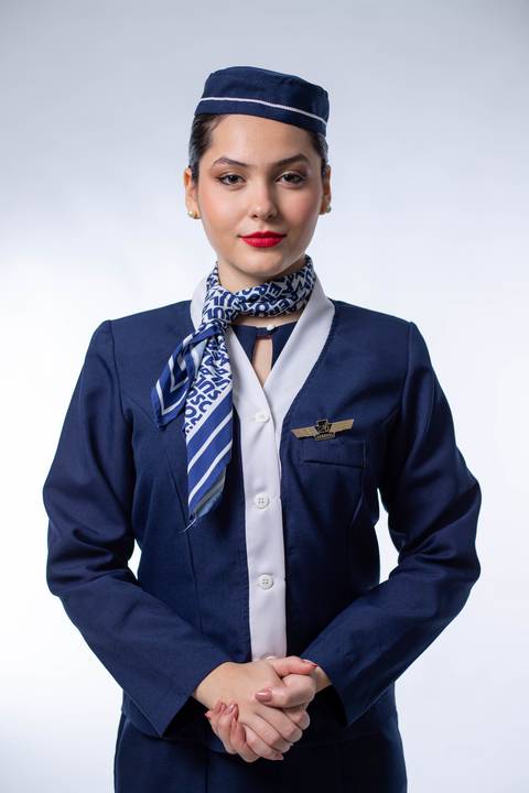 aeromoça-comissário-de-bordo-aviacao-voo-uniforme-aviao-estudio-de-fotos-porto-alegre-best-fotos-rodrigo-bestetti-comissaria-de-voo-vestido-saia-lenço-brevet-anac-mala-bagagem-viagem-batom-vermelho'