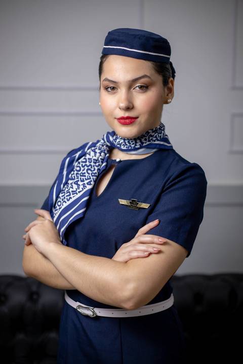 aeromoça-comissário-de-bordo-aviacao-voo-uniforme-aviao-estudio-de-fotos-porto-alegre-best-fotos-rodrigo-bestetti-comissaria-de-voo-vestido-saia-lenço-brevet-anac-mala-bagagem-viagem-batom-vermelho'