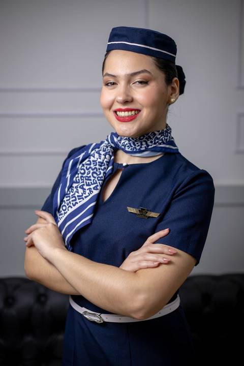 aeromoça-comissário-de-bordo-aviacao-voo-uniforme-aviao-estudio-de-fotos-porto-alegre-best-fotos-rodrigo-bestetti-comissaria-de-voo-vestido-saia-lenço-brevet-anac-mala-bagagem-viagem-batom-vermelho'