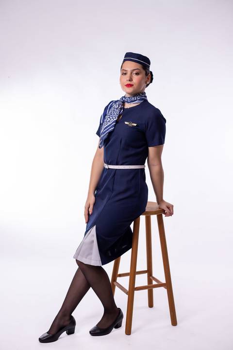 aeromoça-comissário-de-bordo-aviacao-voo-uniforme-aviao-estudio-de-fotos-porto-alegre-best-fotos-rodrigo-bestetti-comissaria-de-voo-vestido-saia-lenço-brevet-anac-mala-bagagem-viagem-batom-vermelho'