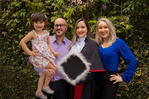 toga-formatura-fotografia-ensaio-book-camili-oliveira-rodrigo-bestetti-fotos-bonitas-ipanema-porto-alegre-fotografo-fotografia-praca-rua-ceu-aberto-canudo-casal-familia-uniriter-direito-advogada-capelo-barrete'