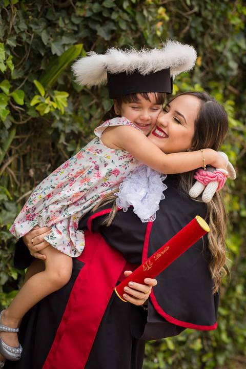 toga-formatura-fotografia-ensaio-book-camili-oliveira-rodrigo-bestetti-fotos-bonitas-ipanema-porto-alegre-fotografo-fotografia-praca-rua-ceu-aberto-canudo-casal-familia-uniriter-direito-advogada-capelo-barrete'