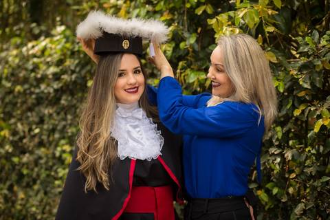 toga-formatura-fotografia-ensaio-book-camili-oliveira-rodrigo-bestetti-fotos-bonitas-ipanema-porto-alegre-fotografo-fotografia-praca-rua-ceu-aberto-canudo-casal-familia-uniriter-direito-advogada-capelo-barrete'