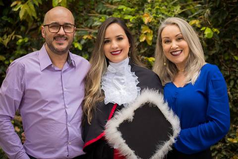 toga-formatura-fotografia-ensaio-book-camili-oliveira-rodrigo-bestetti-fotos-bonitas-ipanema-porto-alegre-fotografo-fotografia-praca-rua-ceu-aberto-canudo-casal-familia-uniriter-direito-advogada-capelo-barrete'