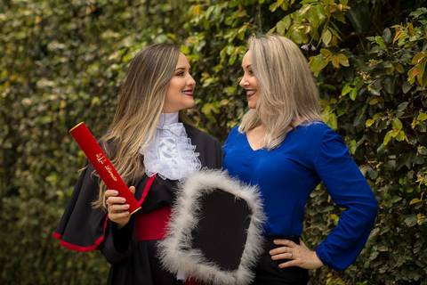 toga-formatura-fotografia-ensaio-book-camili-oliveira-rodrigo-bestetti-fotos-bonitas-ipanema-porto-alegre-fotografo-fotografia-praca-rua-ceu-aberto-canudo-casal-familia-uniriter-direito-advogada-capelo-barrete'