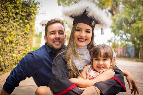 toga-formatura-fotografia-ensaio-book-camili-oliveira-rodrigo-bestetti-fotos-bonitas-ipanema-porto-alegre-fotografo-fotografia-praca-rua-ceu-aberto-canudo-casal-familia-uniriter-direito-advogada-capelo-barrete'