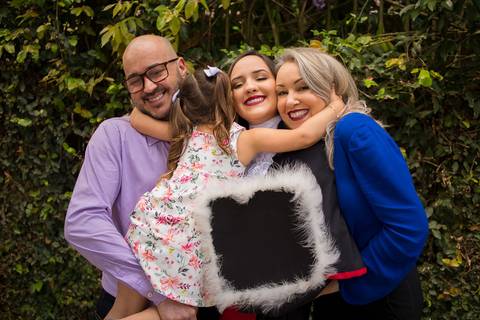 toga-formatura-fotografia-ensaio-book-camili-oliveira-rodrigo-bestetti-fotos-bonitas-ipanema-porto-alegre-fotografo-fotografia-praca-rua-ceu-aberto-canudo-casal-familia-uniriter-direito-advogada-capelo-barrete'