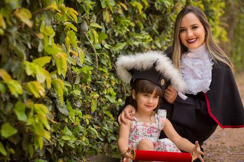 toga-formatura-fotografia-ensaio-book-camili-oliveira-rodrigo-bestetti-fotos-bonitas-ipanema-porto-alegre-fotografo-fotografia-praca-rua-ceu-aberto-canudo-casal-familia-uniriter-direito-advogada-capelo-barrete'