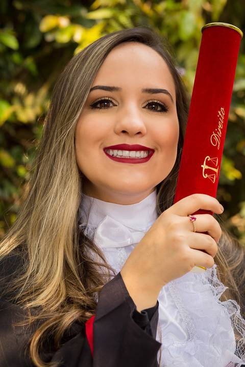 toga-formatura-fotografia-ensaio-book-camili-oliveira-rodrigo-bestetti-fotos-bonitas-ipanema-porto-alegre-fotografo-fotografia-praca-rua-ceu-aberto-canudo-casal-familia-uniriter-direito-advogada-capelo-barrete'