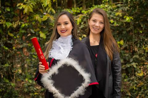 toga-formatura-fotografia-ensaio-book-camili-oliveira-rodrigo-bestetti-fotos-bonitas-ipanema-porto-alegre-fotografo-fotografia-praca-rua-ceu-aberto-canudo-casal-familia-uniriter-direito-advogada-capelo-barrete'