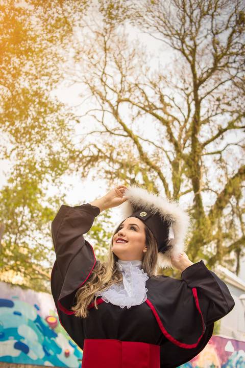 toga-formatura-fotografia-ensaio-book-camili-oliveira-rodrigo-bestetti-fotos-bonitas-ipanema-porto-alegre-fotografo-fotografia-praca-rua-ceu-aberto-canudo-casal-familia-uniriter-direito-advogada-capelo-barrete'