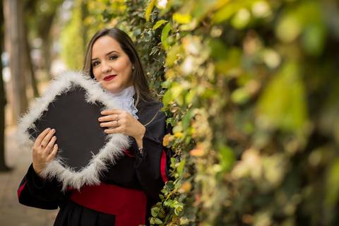 toga-formatura-fotografia-ensaio-book-camili-oliveira-rodrigo-bestetti-fotos-bonitas-ipanema-porto-alegre-fotografo-fotografia-praca-rua-ceu-aberto-canudo-casal-familia-uniriter-direito-advogada-capelo-barrete'