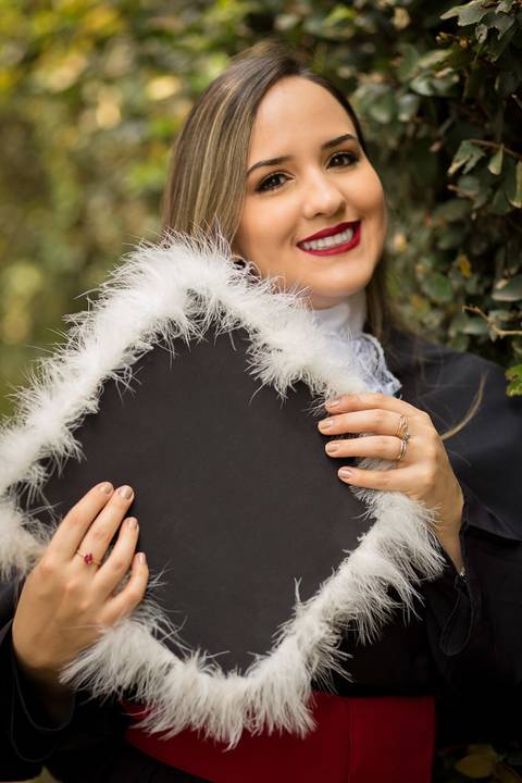 toga-formatura-fotografia-ensaio-book-camili-oliveira-rodrigo-bestetti-fotos-bonitas-ipanema-porto-alegre-fotografo-fotografia-praca-rua-ceu-aberto-canudo-casal-familia-uniriter-direito-advogada-capelo-barrete'