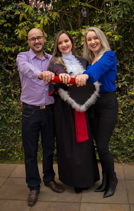 toga-formatura-fotografia-ensaio-book-camili-oliveira-rodrigo-bestetti-fotos-bonitas-ipanema-porto-alegre-fotografo-fotografia-praca-rua-ceu-aberto-canudo-casal-familia-uniriter-direito-advogada-capelo-barrete'