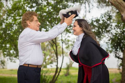 toga-formatura-fotografia-ensaio-book-camili-oliveira-rodrigo-bestetti-fotos-bonitas-ipanema-porto-alegre-fotografo-fotografia-praca-rua-ceu-aberto-canudo-casal-familia-uniriter-direito-advogada-capelo-barrete'