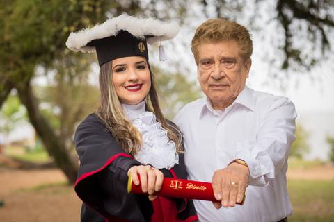 toga-formatura-fotografia-ensaio-book-camili-oliveira-rodrigo-bestetti-fotos-bonitas-ipanema-porto-alegre-fotografo-fotografia-praca-rua-ceu-aberto-canudo-casal-familia-uniriter-direito-advogada-capelo-barrete'