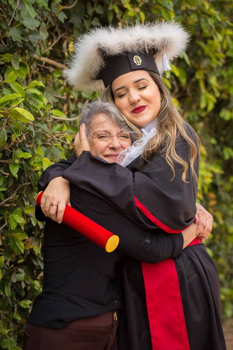 toga-formatura-fotografia-ensaio-book-camili-oliveira-rodrigo-bestetti-fotos-bonitas-ipanema-porto-alegre-fotografo-fotografia-praca-rua-ceu-aberto-canudo-casal-familia-uniriter-direito-advogada-capelo-barrete'