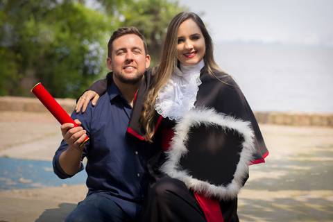 toga-formatura-fotografia-ensaio-book-camili-oliveira-rodrigo-bestetti-fotos-bonitas-ipanema-porto-alegre-fotografo-fotografia-praca-rua-ceu-aberto-canudo-casal-familia-uniriter-direito-advogada-capelo-barrete'