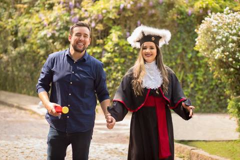toga-formatura-fotografia-ensaio-book-camili-oliveira-rodrigo-bestetti-fotos-bonitas-ipanema-porto-alegre-fotografo-fotografia-praca-rua-ceu-aberto-canudo-casal-familia-uniriter-direito-advogada-capelo-barrete'